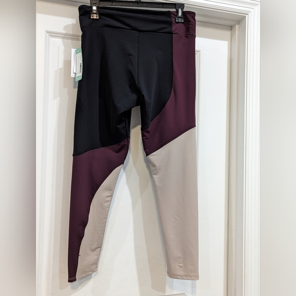 NWT...Onzie athletic stretch legging - Picture 4 of 6